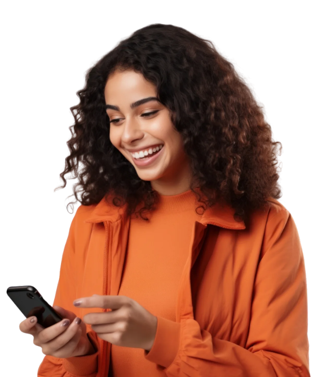 Mulher sorrindo enquanto usa o celular