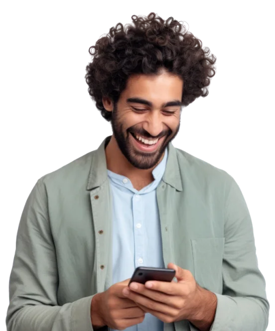 Homem sorrindo enquanto usa o celular