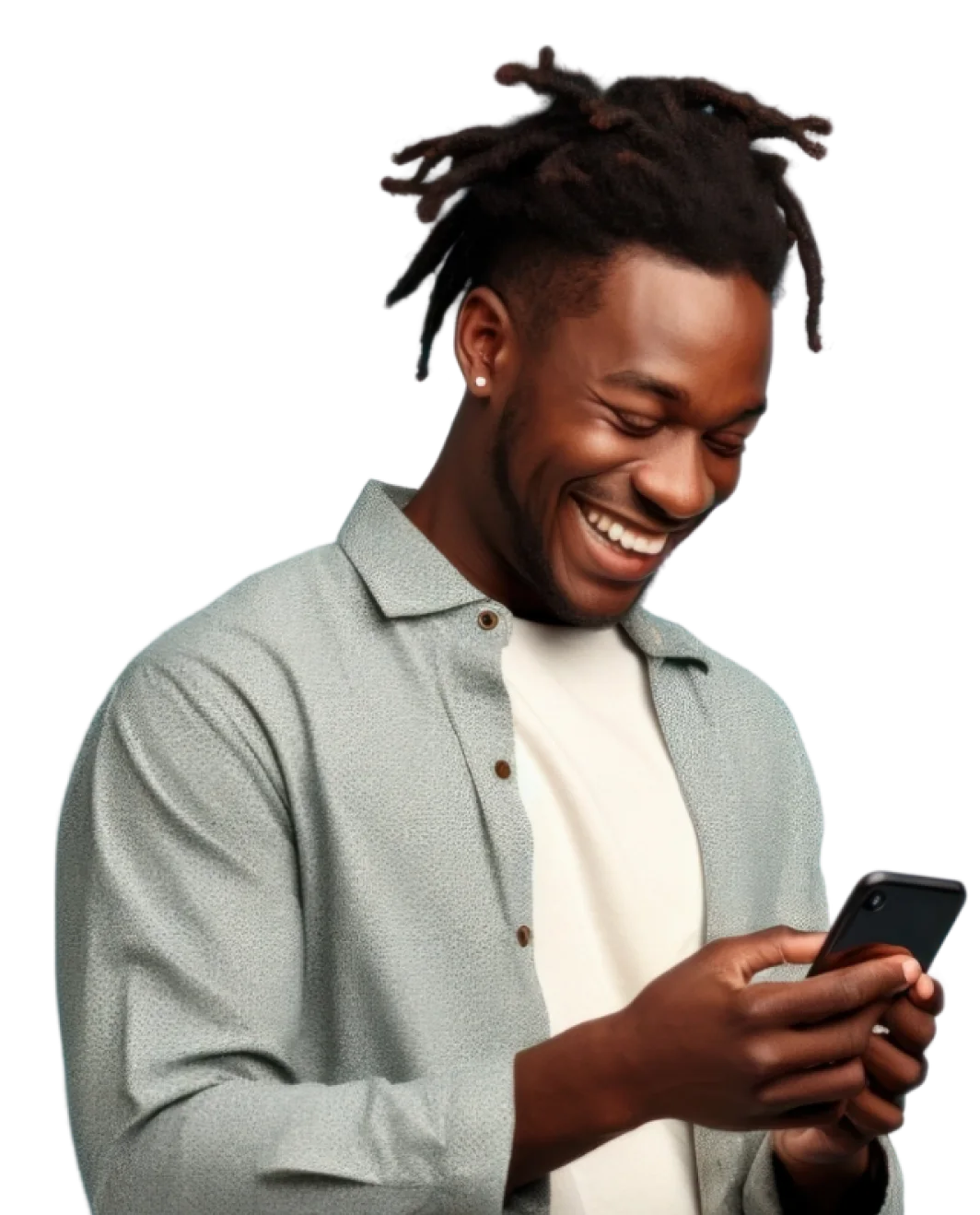 Homem sorrindo enquanto usa o celular